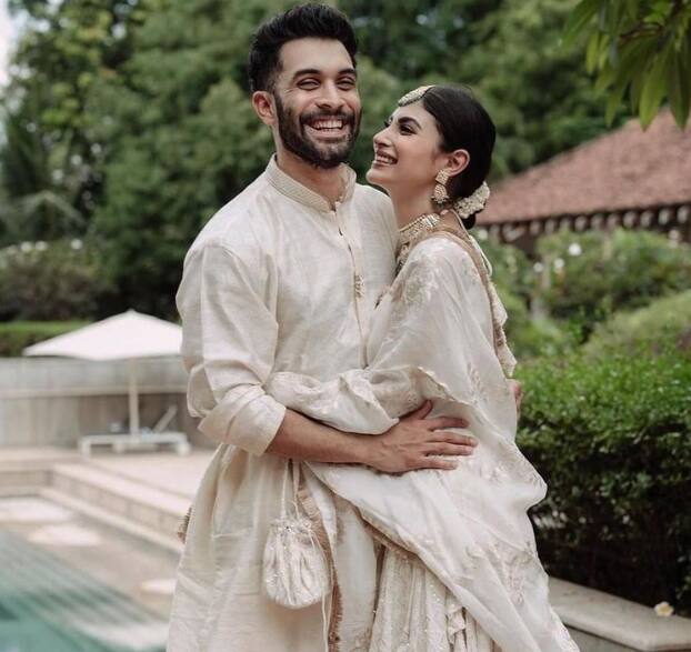 अब शादी के चार बाद मौनी रॉय और सूरज नांबियार ने आपसी सहमति से अलग होने का फैसला लिया है. दोनों ने खुद अपना सेपरेशन कंफर्म किया है.