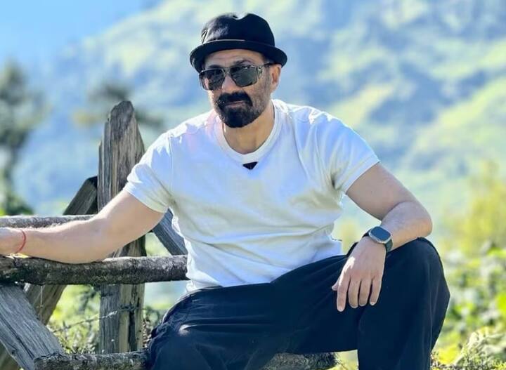 एक्टिंग के साथ-साथ सनी देओल ने निर्देशन की जिम्मेदारी भी संभाली है. उन्होंने 'दिल्लगी' (1999) और अपनी हिट फिल्म के सीक्वल 'घायल वन्स अगेन' (2016) का डायरेक्शन किया है.