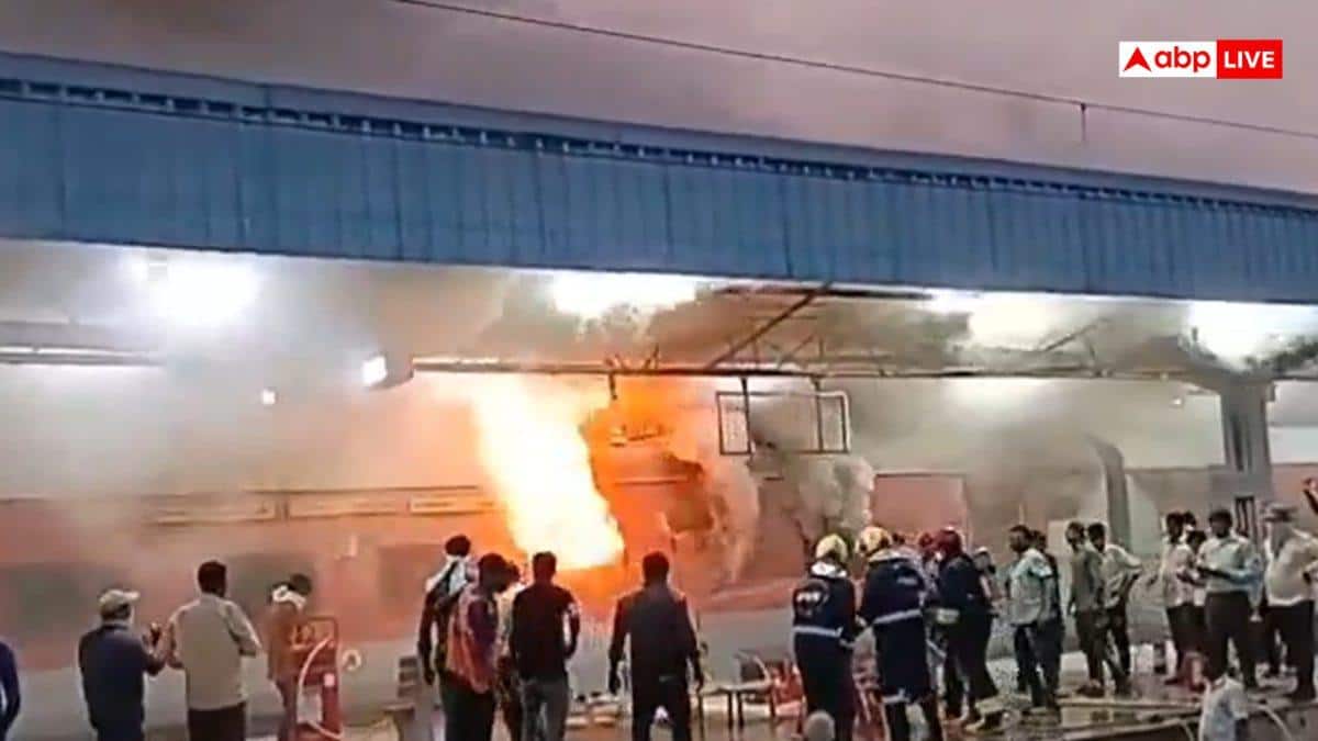 हैदराबाद-जयपुर एक्सप्रेस में लगी भीषण आग, मौके पर पहुंची फायरब्रिगेड की गाड़ियां, जानें ताजा हालात