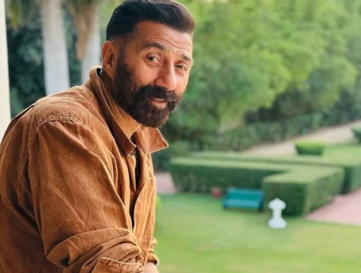 सनी देओल की दमदार और मस्कुलर बॉडी के पीछे हॉलीवुड एक्टर सिल्वेस्टर स्टालोन  से मिली प्रेरणा बताई जाती है. कहा जाता है कि सनी देओल ने खुद स्टालोन के जिम में जाकर ट्रेनिंग भी की थी.