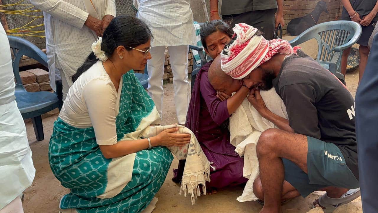 उन्नाव से प्रयागराज, लखीमपुर, भदोही, फतेहपुर और बहराइच तक राहत अभियान, योगी सरकार के मंत्री पहुंचे पीड़ितों के घर, बांटे मुआवजे के चेक