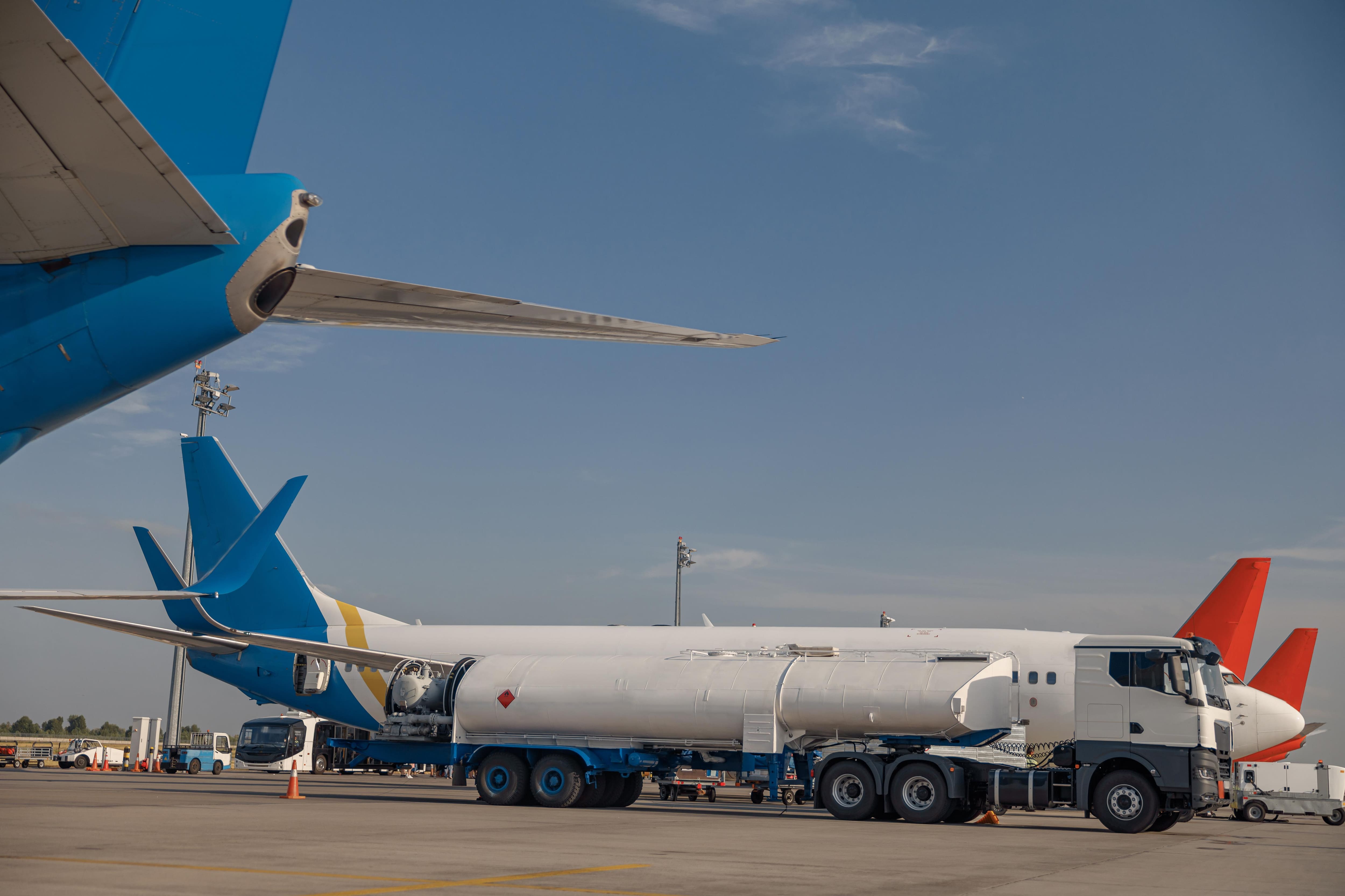 Aviation Fuel Crisis: విమానం ఒక్క ట్రిప్ వేస్తే ఎన్ని లక్షల రూపాయల ఇంధనం ఖర్చవుతుందో తెలుసా..? క్రూడ్ సంక్షోభం ఎఫెక్ట్ ఏ రేంజ్‌లో ఉందంటే..
