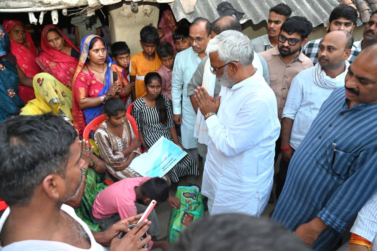 उन्नाव से प्रयागराज, लखीमपुर, भदोही, फतेहपुर और बहराइच तक राहत अभियान, योगी सरकार के मंत्री पहुंचे पीड़ितों के घर, बांटे मुआवजे के चेक