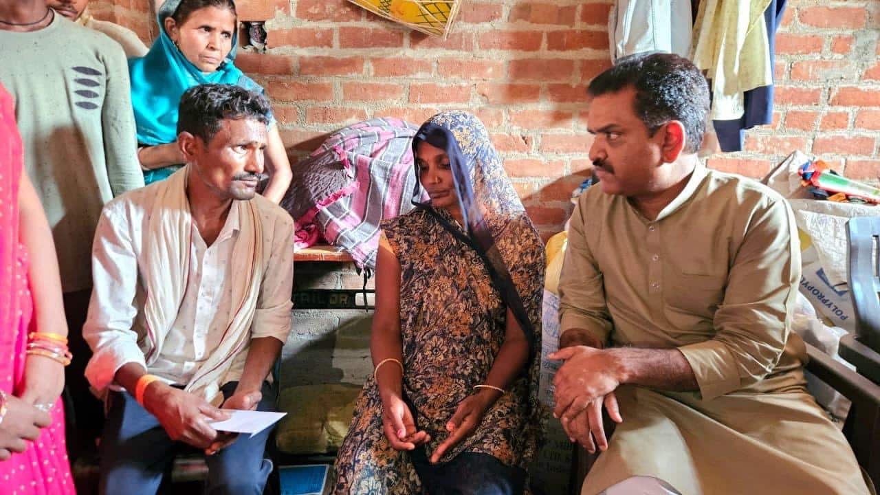 उन्नाव से प्रयागराज, लखीमपुर, भदोही, फतेहपुर और बहराइच तक राहत अभियान, योगी सरकार के मंत्री पहुंचे पीड़ितों के घर, बांटे मुआवजे के चेक