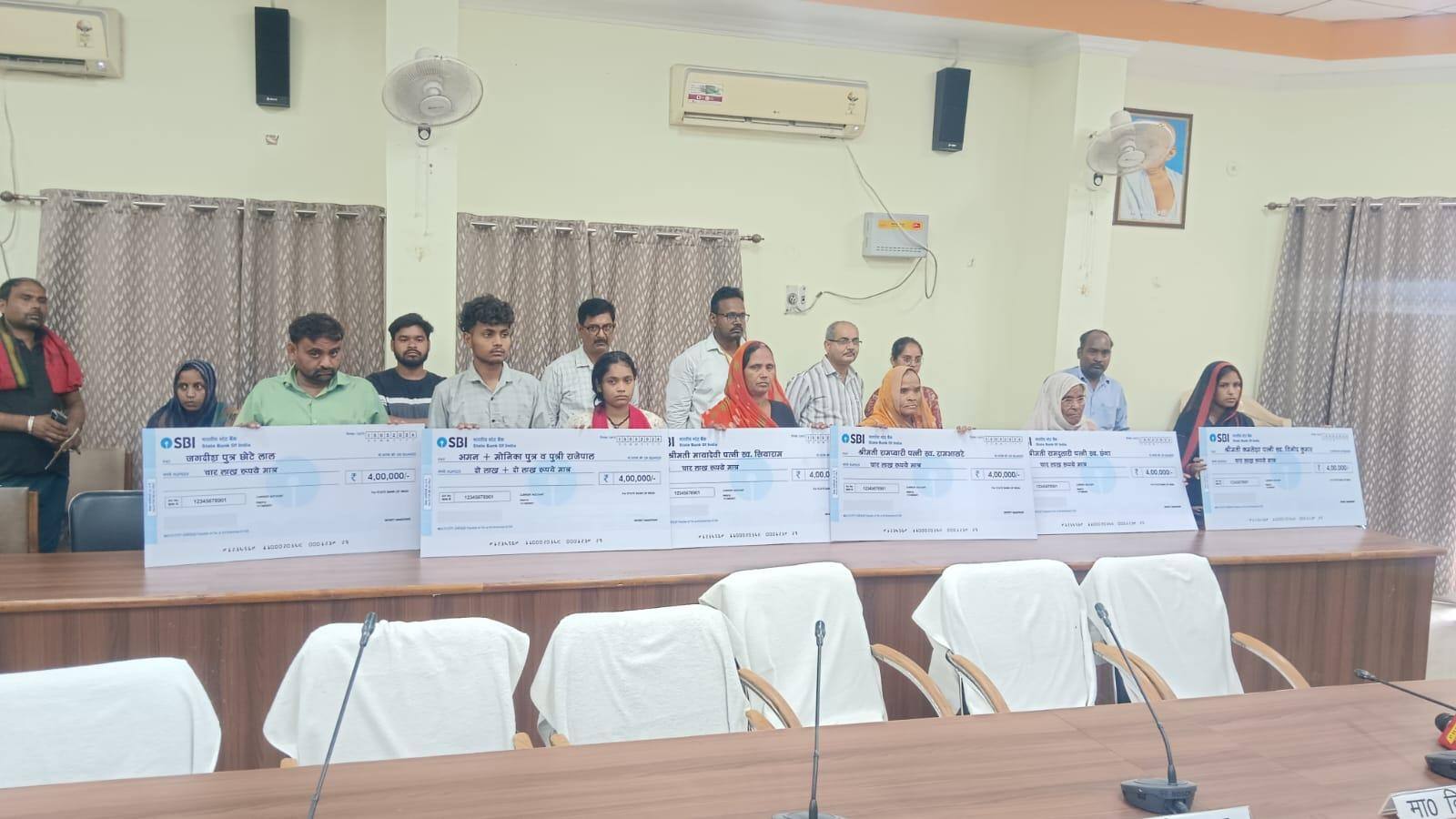 उन्नाव से प्रयागराज, लखीमपुर, भदोही, फतेहपुर और बहराइच तक राहत अभियान, योगी सरकार के मंत्री पहुंचे पीड़ितों के घर, बांटे मुआवजे के चेक