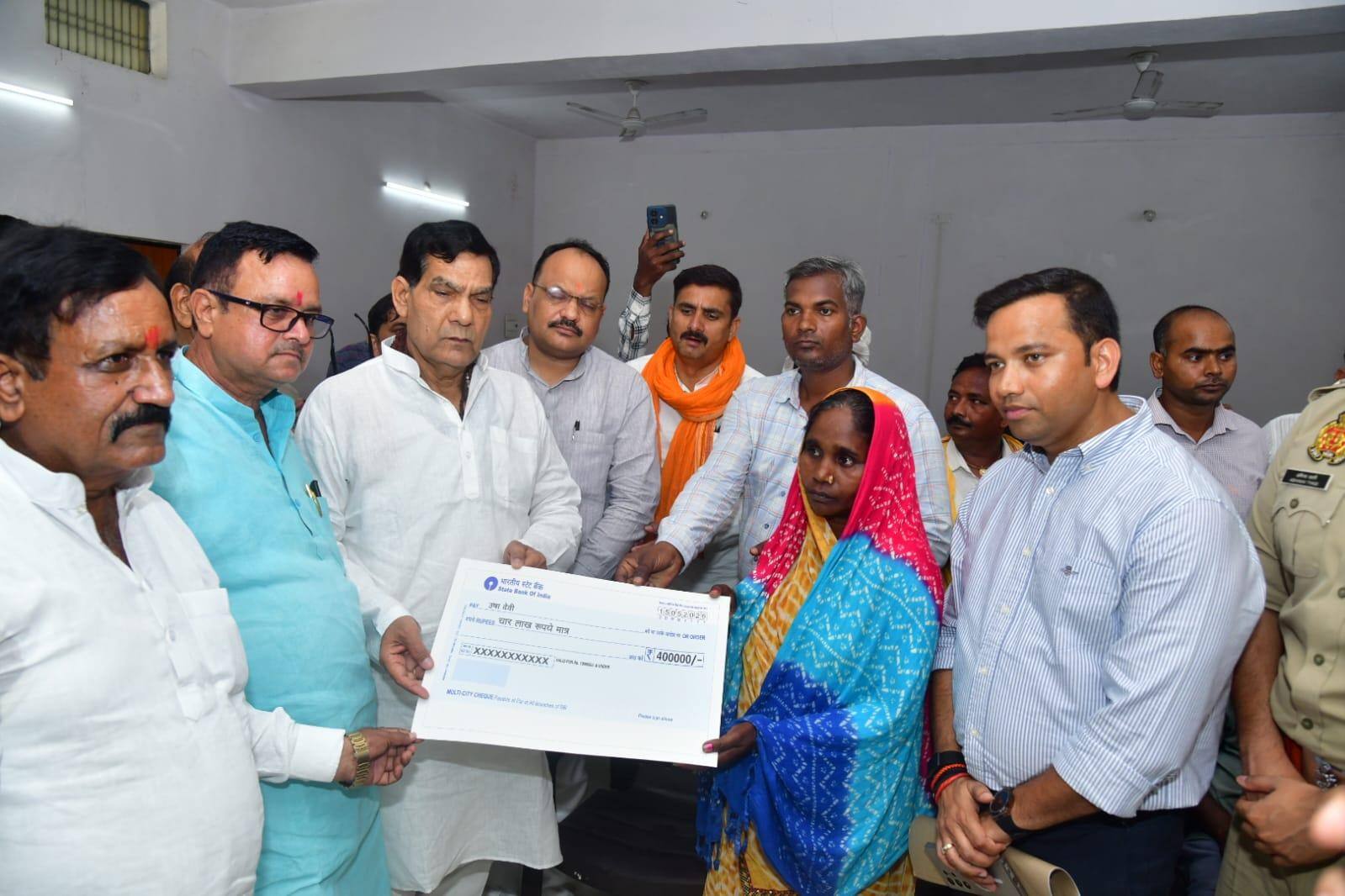 उन्नाव से प्रयागराज, लखीमपुर, भदोही, फतेहपुर और बहराइच तक राहत अभियान, योगी सरकार के मंत्री पहुंचे पीड़ितों के घर, बांटे मुआवजे के चेक