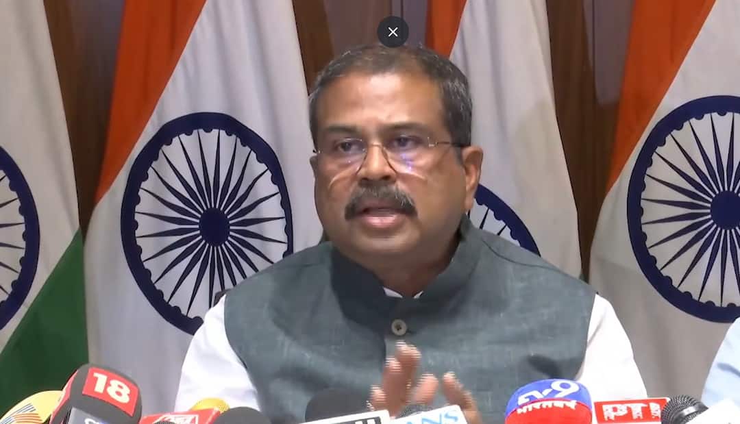 NEET UG: அடுத்தாண்டு முதல் ஆன்லைனில் நீட் தேர்வு; இனி முறைகேடு இருக்காது- மத்திய அமைச்சர் உறுதி!