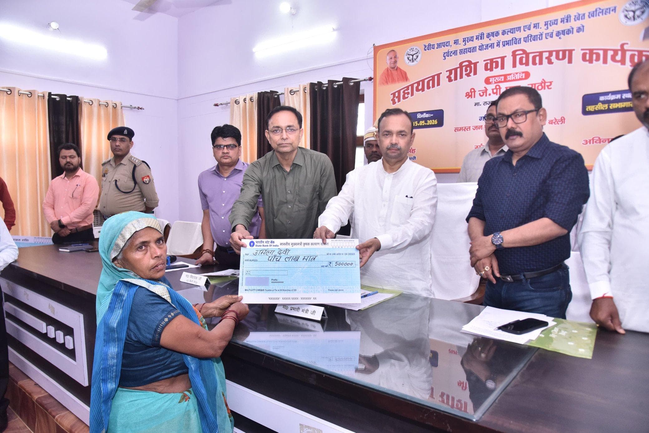 उन्नाव से प्रयागराज, लखीमपुर, भदोही, फतेहपुर और बहराइच तक राहत अभियान, योगी सरकार के मंत्री पहुंचे पीड़ितों के घर, बांटे मुआवजे के चेक