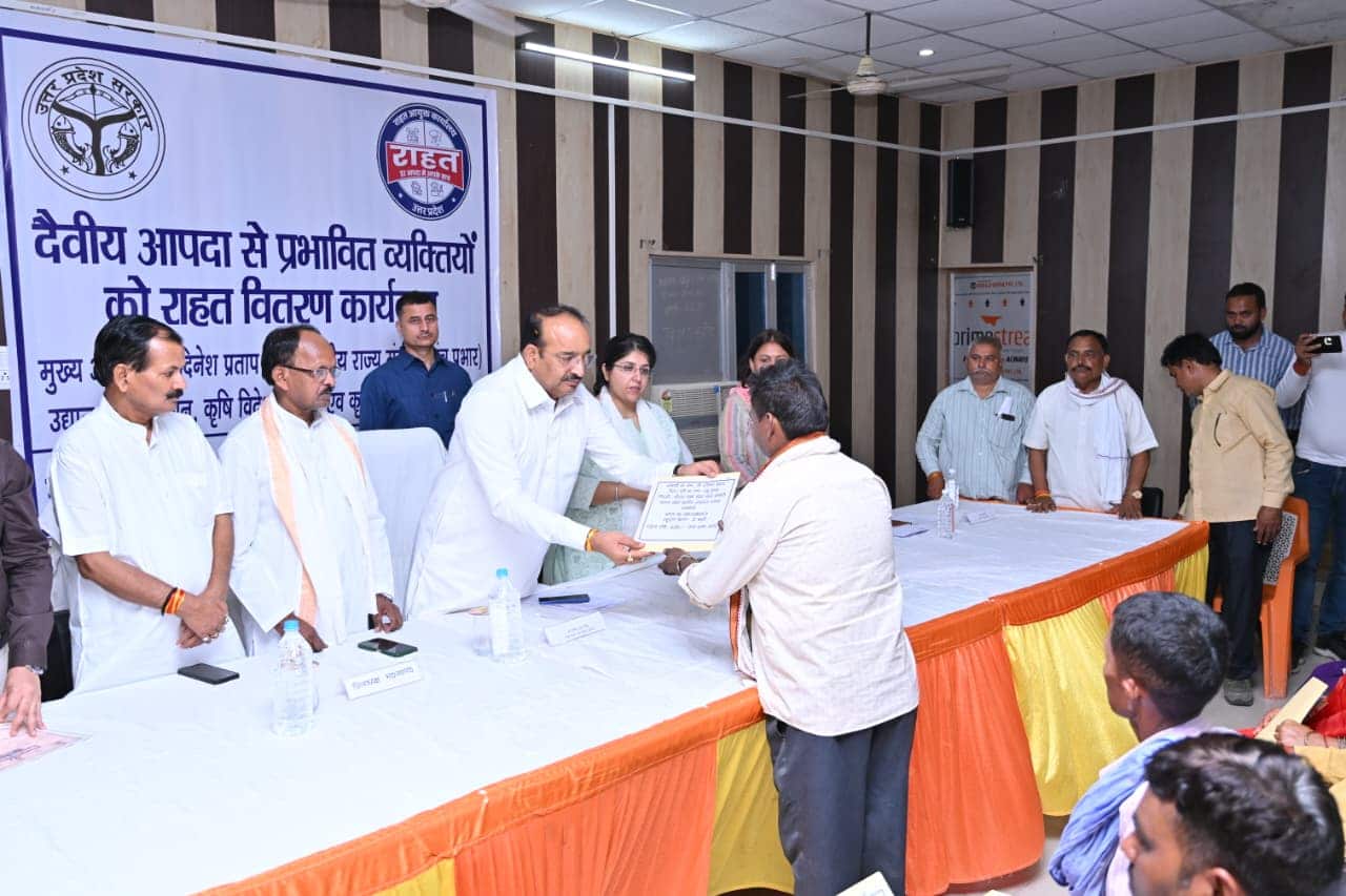 उन्नाव से प्रयागराज, लखीमपुर, भदोही, फतेहपुर और बहराइच तक राहत अभियान, योगी सरकार के मंत्री पहुंचे पीड़ितों के घर, बांटे मुआवजे के चेक