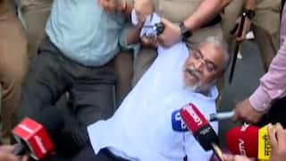 'फडणवीस परिणाम भोगावे लागतील, आम्ही गुन्हा केलेला नाही' काजू, आंबा उत्पादक शेतकऱ्यांसाठी सर्व विरोधक रस्त्यावर उतरत एकवटताच मुंबई पोलिसांनी फरफटत नेलं, राजू शेट्टींचा संताप
