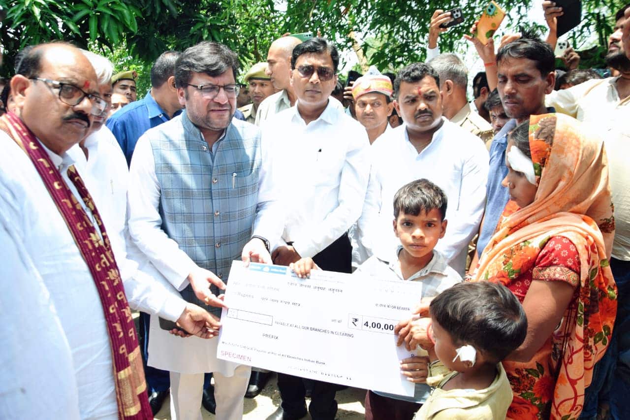 उन्नाव से प्रयागराज, लखीमपुर, भदोही, फतेहपुर और बहराइच तक राहत अभियान, योगी सरकार के मंत्री पहुंचे पीड़ितों के घर, बांटे मुआवजे के चेक
