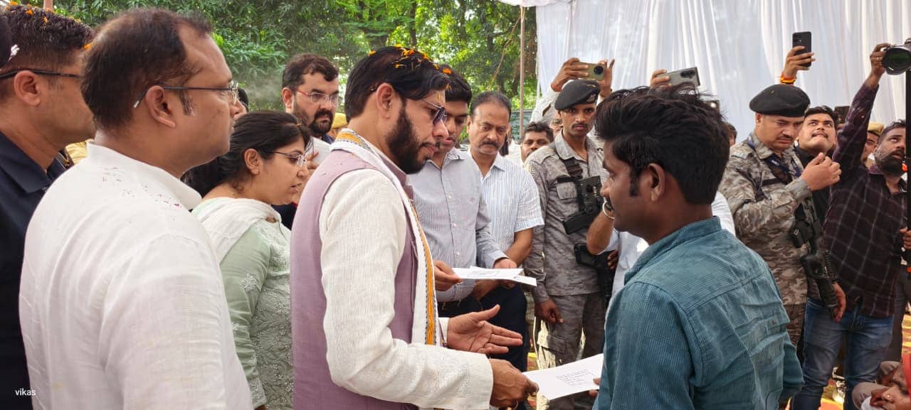 उन्नाव से प्रयागराज, लखीमपुर, भदोही, फतेहपुर और बहराइच तक राहत अभियान, योगी सरकार के मंत्री पहुंचे पीड़ितों के घर, बांटे मुआवजे के चेक