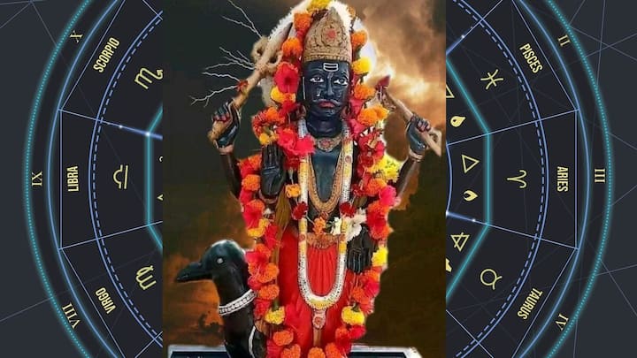 কুম্ভ রাশির ক্ষেত্রে এই সময়টির গুরুত্ব আরও বেশি। কারণ, জ্যোতিষশাস্ত্রে শনিকে কুম্ভ রাশির অধিপতি বলে মনে করা হয়। যারা সাড়ে সাতি বা ধাইয়ার প্রভাবে ভুগছেন, তাঁরা কিছুটা স্বস্তি পেতে পারেন। কর্মজীবনে নতুন উচ্চতায় পৌঁছানোর সুযোগ আসতে পারে এবং জীবনে স্থিতিশীলতার ইঙ্গিতও মিলতে পারে।