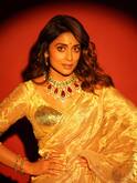 Shriya Saran: బంగారంలా మెరిసిపోతున్న శ్రియా శరణ్! మెడలో నక్లెస్ చూశారా?