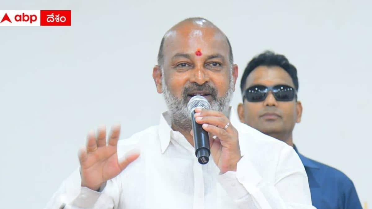 Bandi Sanjay About Bandi Bhagirath: బండి భగీరథ్ ఏ తప్పు చేయలేదు, పోలీసులకు స్వయంగా అప్పగించా: బండి సంజయ్