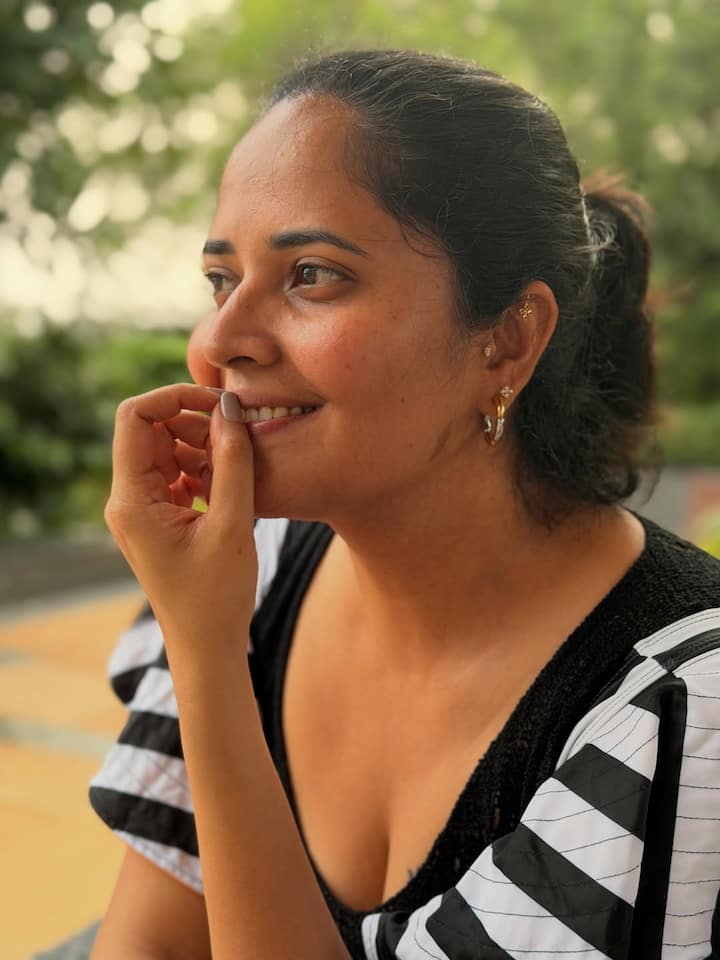 బర్త్ డే స్పెషల్ అన్నట్టు కేక్ కటింగ్ ఫోటోలతో పాటు బికినీ ఫోటోలు సైతం పోస్ట్ చేశారు అనసూయ. (Image Courtesy: itsme_anasuya / Instagram)