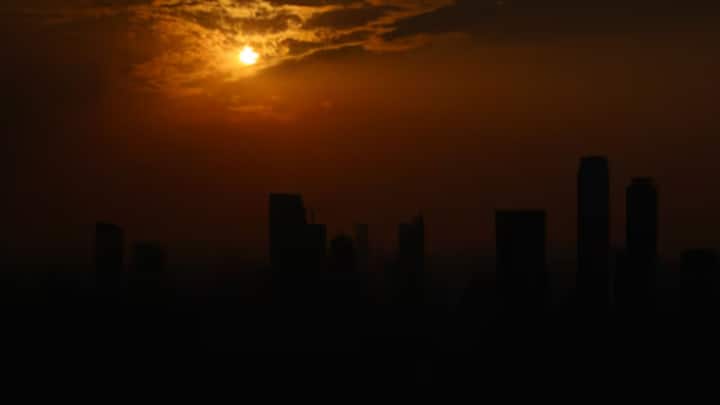 Climate Trends-এ প্রকাশিত গবেষণাপত্র অনুযায়ী, চেন্নাইয়ে রাত ৯টার পরও বাড়ির দেওয়াল থেকে তাপের বিকিরণ ঘটছে। আর্দ্রতা থাকছে ৭৫ শতাংশের উপর। বাড়ির কোথাওই গরম থেকে নিস্তার মিলছে না।