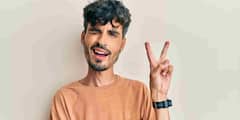 कैमरे के सामने Two Finger Pose बना सकता है कंगाल! AI से हो रही फिंगरप्रिंट चोरी, जानिए कैसे बचें