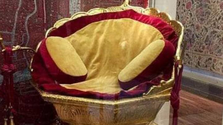 सिख साम्राज्य की शाही भव्यता और शानो-शौकत का प्रतीक रहा महाराजा रणजीत सिंह का स्वर्ण सिंहासन आज भारत में नहीं बल्कि लंदन के विक्टोरिया एंड अल्बर्ट म्यूजियम में है. इस आलीशान अष्टकोणीय यानी आठ कोनों वाले सिंहासन को साल 1820 से 1830 के बीच प्रसिद्ध सुनार हाफिज मोहम्मद मुल्तानी ने तैयार किया था.