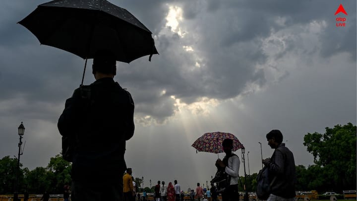 আলিপুর আবহাওয়া দফতর, ঘণ্টায় ৪০ থেকে ৫০ কিমি বেগে ঝোড়ো হাওয়া বয়ে যেতে পারে দক্ষিণবঙ্গে। দক্ষিণবঙ্গের পুরুলিয়া , বীরভূম, মুর্শিদাবাদ, পশ্চিম বর্ধমান, ঝাড়গ্রাম, উত্তর ২৪ পরগনা, নদিয়ায় বজ্রবিদ্যুৎ সহ বর্ষণের আশঙ্কা রয়েছে আজ রবিবারে। উত্তরবঙ্গের একাধিক জেলায় হলুদ ও কমল সতর্কতা। দার্জিলিং, জলপাইগুড়ি, কোচবিহার, আলিপুরদুয়ারে ভারী থেকে অতি ভারী বর্ষণের পূর্বাভাস।