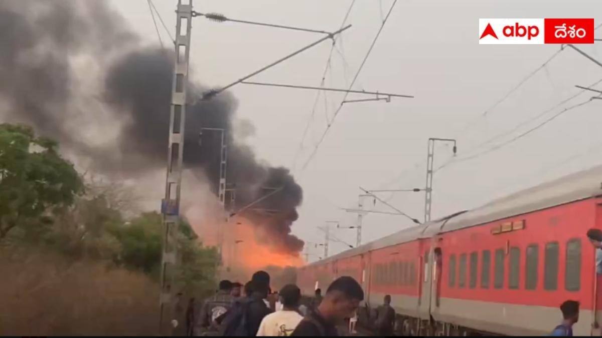Rajdhani Express Fire Accident: రాజధాని ఎక్స్‌ప్రెస్‌లో అగ్నిప్రమాదం.. కాశీ యాత్రకు వెళ్తున్న భక్తుల బస్సు శ్రీకాకుళంలో బోల్తా