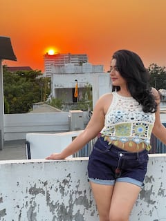 Poonam Bajwa Photo: શોર્ટ્સમાં પૂનમ બાજવાએ આપ્યા ગ્લેમરસ પોઝ, તસવીરો થઈ વાયરલ