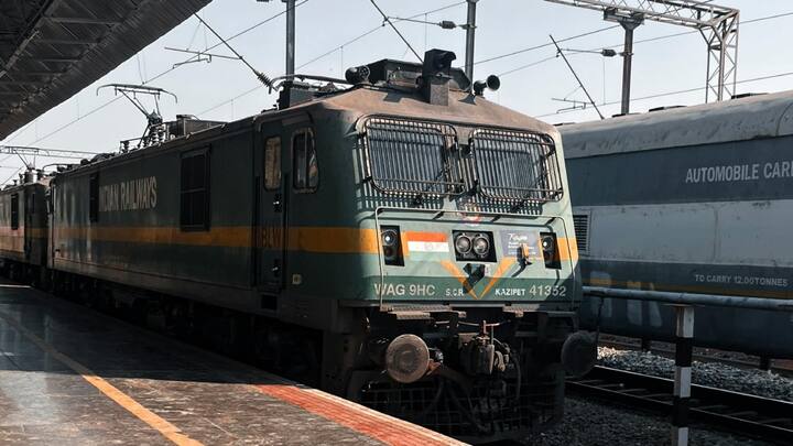 ट्रेन चलाते समय लोको पायलट को किस पटरी पर जाना है और किधर मुड़ना है, इसकी सबसे सटीक और आखिरी जानकारी होम सिग्नल से मिलती है. होम सिग्नल के जरिए ही ड्राइवर को पता चलता है कि ट्रेन को कौन से ट्रैक पर लेकर आगे बढ़ना है.