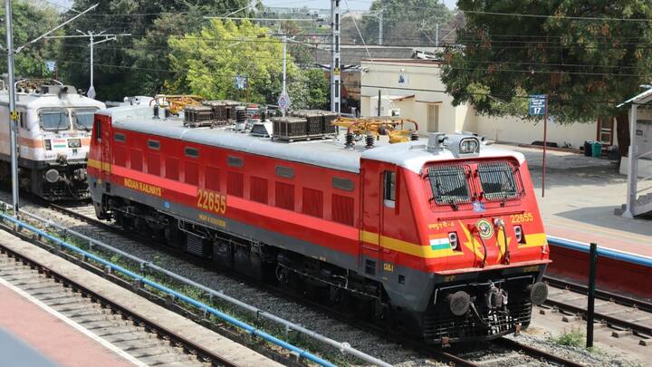 यह सिग्नल ट्रेन की गति को नियंत्रित करने और स्टेशनों पर निर्धारित स्टॉप बनाए रखने में सबसे बड़ी भूमिका निभाता है. इसके बिना लोको पायलट के लिए पटरियों के जाल में सही रास्ता चुनना नामुमकिन है.
