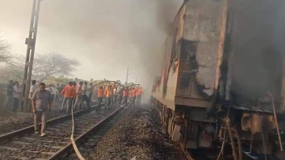 Fire Breaks Out In Thiruvananthapuram-Hazrat Nizamuddin Rajdhani Express Coach; Passengers Evacuated