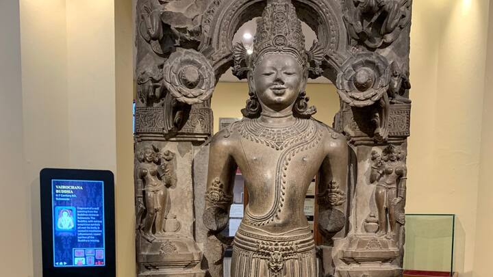ओडिशा के विश्व प्रसिद्ध कोणार्क सूर्य मंदिर की एक बेहद खूबसूरत और नक्काशीदार सूर्य प्रतिमा वर्तमान में लंदन के ब्रिटिश म्यूजियम की शोभा बढ़ा रही है. हरे क्लोराइट पत्थर को तराशकर बनाई गई यह दिव्य कलाकृति लगभग 1200 ईस्वी के आसपास की मानी जाती है, जिसे राजा नरसिंहदेव प्रथम के शासनकाल में तैयार किया गया था.