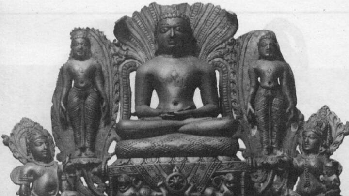 गुजरात में खोजे गए प्रसिद्ध अकोटा खजाने में जैन धर्म से संबंधित बेहद खूबसूरत और प्राचीन कांस्य मूर्तियां मिली थीं, जो 5वीं से 11वीं सदी ईस्वी के बीच की हैं. हालांकि इस ऐतिहासिक खजाने का एक बड़ा और मुख्य हिस्सा आज भी भारत के संग्रहालयों में सुरक्षित है, लेकिन इसकी कुछ सबसे दुर्लभ, महत्वपूर्ण और पश्चिमी भारत की कला शैली को दर्शाने वाली मूर्तियां 20वीं सदी के दौरान तस्करी और अवैध व्यापार के जरिए न्यूयॉर्क के मेट्रोपॉलिटन म्यूजियम ऑफ आर्ट सहित कई अंतरराष्ट्रीय संग्रहालयों तक पहुंच गईं, जिन्हें वापस लाने की मांग चल रही है.