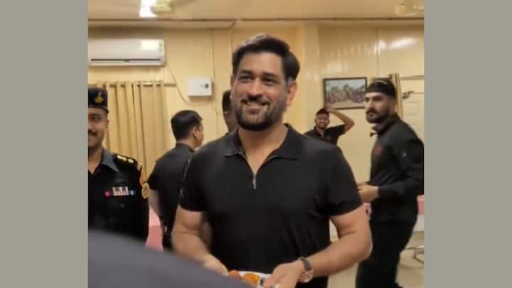 धोनीने काश्मीरमध्ये भारतीय लष्करासोबत दोन आठवडे प्रशिक्षणही घेतले. नंतर त्याचा बूट पॉलिश करतानाचा एक फोटो समोर आला.
