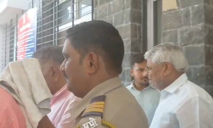 नाशिकच्या सिन्नर पोलिसात दाखल असलेल्या आर्थिक फसवणुकी प्रकरणी पोलीस कोठडी संपल्यानंतर आरोपी अशोक खरात आणि नामकर्ण आवारेला आज कोर्टात हजर करण्यात आले होते.