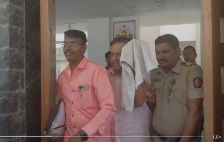 नाशिकमधील लैंगिक अत्याचारातील आरोपी भोंदू अशोक खरातला आज पुन्हा एकदा सिन्नरमधील न्यायालयात हजर करण्यात आले. खरातसोबतच पतसंस्थेचा संचालक नामकर्ण आवारेही न्यायालयात हजर केला होता