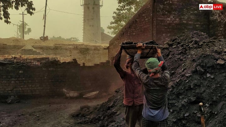 स्टील उत्पादन में कोयला एक जरूरी भूमिका निभाता है. इसे कोक में परिवर्तित करके इसका इस्तेमाल ब्लास्ट फर्नेस में लोहे के अयस्क से लोहा निकालने के लिए किया जाता है.
