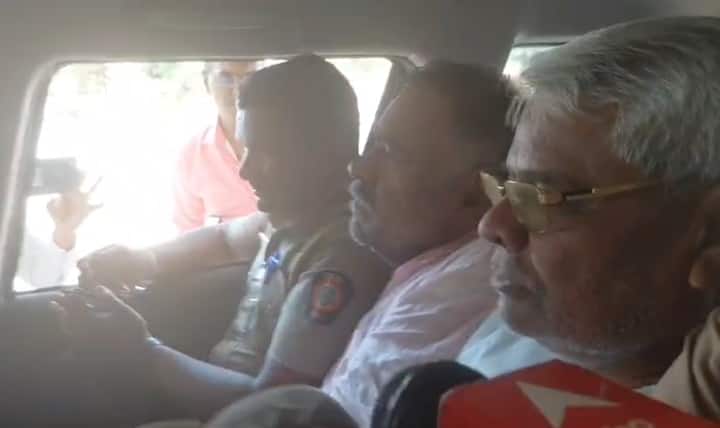 जमीन घोटाळा प्रकरणात भोंदू अशोक खरात आणि नामकर्ण आवारे यांना सिन्नरच्या सत्र न्यायालायने 14  दिवसांची न्यायालयीन कोठडी सुनावणी. त्यामुळे, दोघांचा मुक्काम न्यायालयीन कोठडीत होईल.