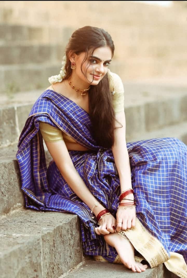 इंस्टाग्राम पर रूहानिका की यह तस्वीरें काफी वायरल हो रही हैं, जिसमें वह नीली साड़ी, चूड़ियाँ और गजरे में नज़र आ रही हैं. इन तस्वीरों में वह बेहद खूबसूरत और प्यारी लग रही हैं.