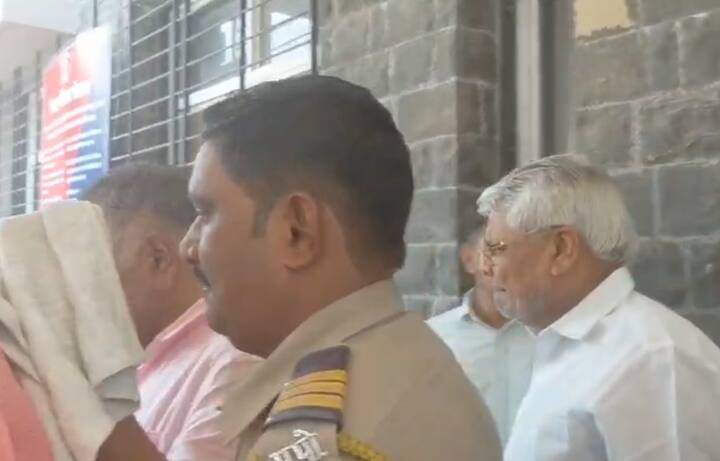 विशेष म्हणजे पंतसंस्थेतील आर्थिक व्यवहार प्रकरणात दोघांची पोलीस कोठडी संपल्यानंतर, आज एकाच वाहनातून दोघांनाही न्यायालयात हजर करण्यात आले होते.