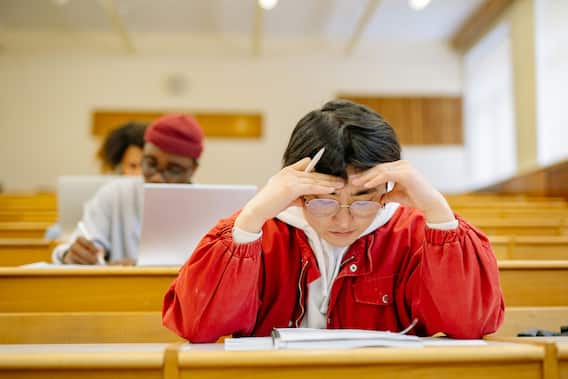 Student Mental Stress: छात्रों में मानसिक तनाव के शुरुआती लक्षण कैसे पहचानें पैरेंट्स? दिक्कत से पहले हो जाएं अवेयर