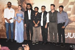 'पेड्डी' के ट्रेलर लॉन्च इवेंट में सितारों का जलवा, जाह्नवी कपूर साड़ी में लगीं हुस्न की मल्लिका, राम चरण दिखे स्टाइलिश