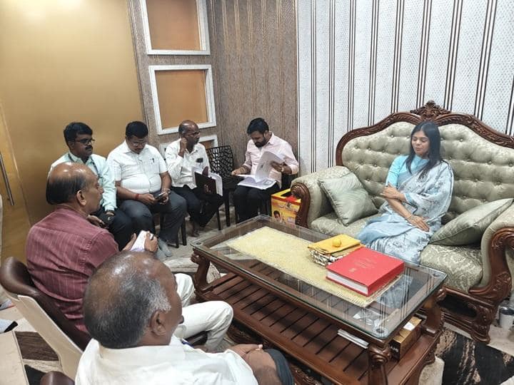 TVK Kanimozhi:அரியணையில் அமர்ந்து பேச்சு; அதிகாரிகளுக்கு அவமரியாதை? தவெக எம்எல்ஏ கனிமொழி விளக்கம்