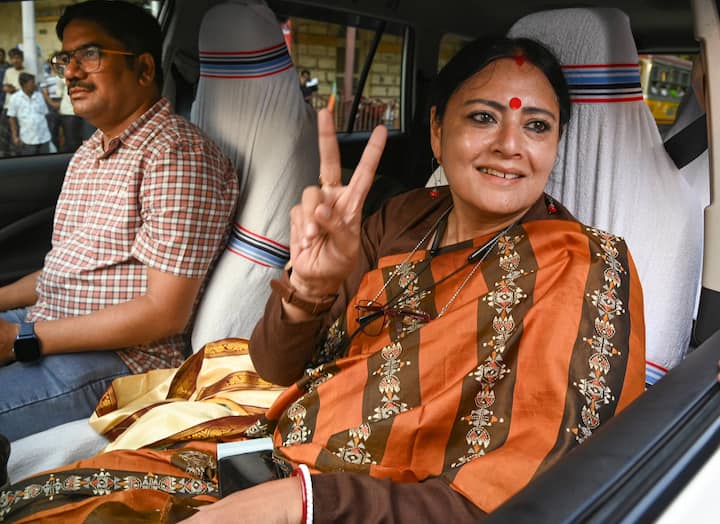 অগ্নিমিত্রা জানিয়েছেন, পুনরায় আবেদন করার প্রয়োজন নেই। যাঁরা যাঁরা লক্ষ্মীর ভাণ্ডার পেতেন, তাঁদেরই নাম আবার করে অন্নপূর্ণার ভাণ্ডার, শুধু নামগুলো ট্রান্সফার হয়ে যাবে এই স্কিমে।