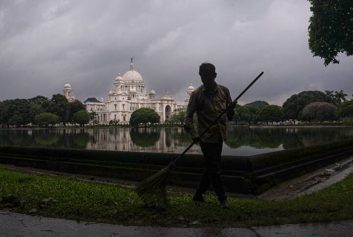 আজ ১৯ মে দার্জিলিং, জলপাইগুড়ি, আলিপুরদুয়ার, কালিম্পং, কোচবিহার - এই ৫ জেলার প্রায় সর্বত্রই ঝড়বৃষ্টির রয়েছে বলে জানিয়েছে হাওয়া অফিস।