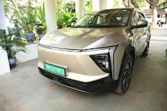 Sunetra Pawar EV Car: पंतप्रधान मोदींकडून डिझेल बचतीचं आवाहन, सुनेत्रा पवारांचा मोठा निर्णय, चमचमत्या सोनेरी रंगाची नवी ईव्ही कार पाहिलीत का?