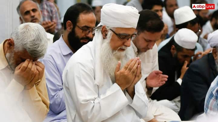 हालांकि कई देश सड़कों पर प्रार्थना करने पर रोक लगाते हैं लेकिन कई सरकारें प्रार्थना के लिए तय जगह और धार्मिक सुविधा भी देती हैं.