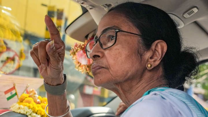 ২০২২-এর চৌঠা এপ্রিল, নদিয়ার হাঁসখালিতে গণধর্ষণের ঘটনায় তোলপাড় শুরু হয়ে যায় রাজ্যে। ঘটনায় মূল অভিযুক্ত হিসেবে তৃণমূলের পঞ্চায়েত সদস্য় সমরেন্দ্র গয়ালির ছেলে ব্রজ গয়ালির নাম উঠে আসে। এই ঘটনা প্রসঙ্গে তৎকালীন মুখ্য়মন্ত্রীর বক্তব্য় ঘিরে বিতর্ক তৈরি হয়।