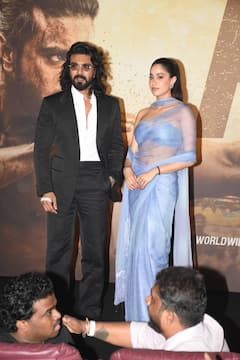 'पेड्डी' के ट्रेलर लॉन्च इवेंट में सितारों का जलवा, जाह्नवी कपूर साड़ी में लगीं हुस्न की मल्लिका, राम चरण दिखे स्टाइलिश
