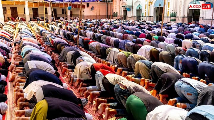 चीन में खुली सार्वजनिक जगहों पर धार्मिक सभाओं को काफी सख्ती से कंट्रोल किया जाता है. अधिकारी सार्वजनिक नमाज की गतिविधियों पर रोक लगाते हैं इसमें खुले में नमाज पढ़ना भी शामिल है.