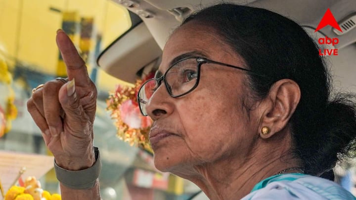 গত ১৫ বছরের তৃণমূল জমানায় নারী নির্যাতনের ভয়াবহ সব ঘটনা দেখেছে রাজ্য়বাসী। তার মধ্য়ে অনেক ঘটনায় তৎকালীন মুখ্য়মন্ত্রী মমতা বন্দ্য়োপাধ্য়ায়ের মন্তব্য় ঘিরে সমালোচনার ঝড় উঠেছে। ২০১৩ সালের ৭ই জুন, কামদুনিতে পাঁচিলঘেরা ফাঁকা জমি থেকে উদ্ধার হয় কলেজ ছাত্রীর মৃতদেহ!১৭ জুন তৎকালীন মুখ্যমন্ত্রী মমতা বন্দ্যোপাধ্যায় কামদুনিতে গেলে, তাঁর সামনেও দোষীদের শাস্তির দাবিতে সরব হন টুম্পা, মৌসুমীরা। কিন্তু সেদিন মমতা বন্দ্যোপাধ্যায় যা বলেছিলেন, তা চমকে ওঠার মতো!