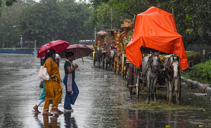 দক্ষিণবঙ্গে আপাতত সেভাবে ঝড়বৃষ্টির সম্ভাবনা নেই। দু-এক জায়গায় সন্ধের দিকে দমকা হাওয়া দিলেও এখনই গরমের অস্বস্তি থেকে রেহাই মিলবে না।